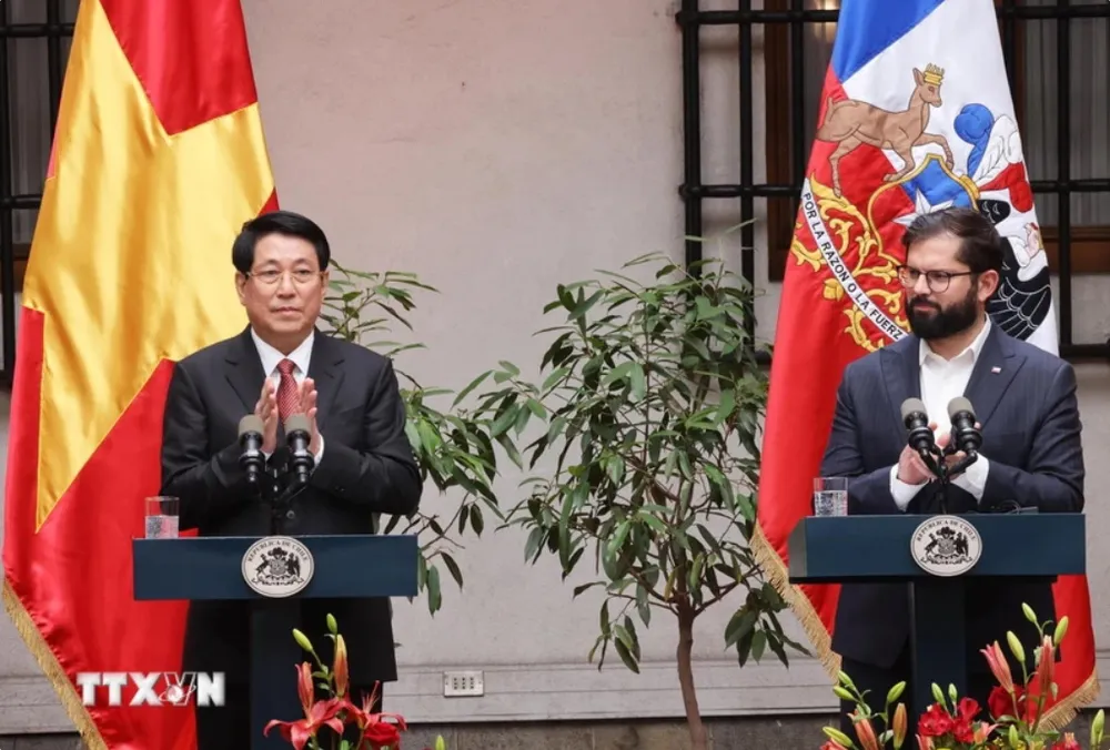 Chủ tịch nước Lương Cường và Tổng thống Chile Gabriel Boric gặp gỡ báo chí