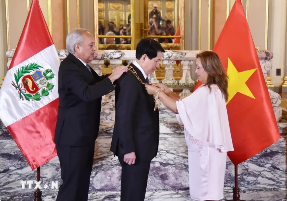 Tổng thống Dina Ercilia Boluarte Zegarra trao Huân chương “Mặt trời Peru” cấp Đại Thập tự tặng Chủ tịch nước Lương Cường . (Ảnh: TTXVN) Tổng thống Dina Ercilia Boluarte Zegarra trao Huân chương “Mặt trời Peru” cấp Đại Thập tự tặng Chủ tịch nước Lương Cường. (Ảnh: TTXVN)