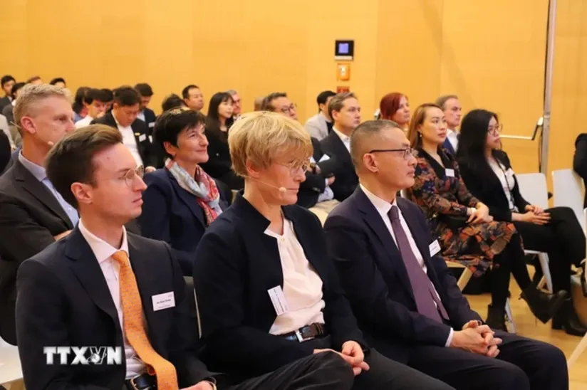 Đại sứ Việt Nam tại Đức Vũ Quang Minh (thứ 3, từ trái sang) tham dự Vietnam Dialogue – Đối thoại Việt Nam lần thứ nhất. (Ảnh: TTXVN) 2111A.jpg