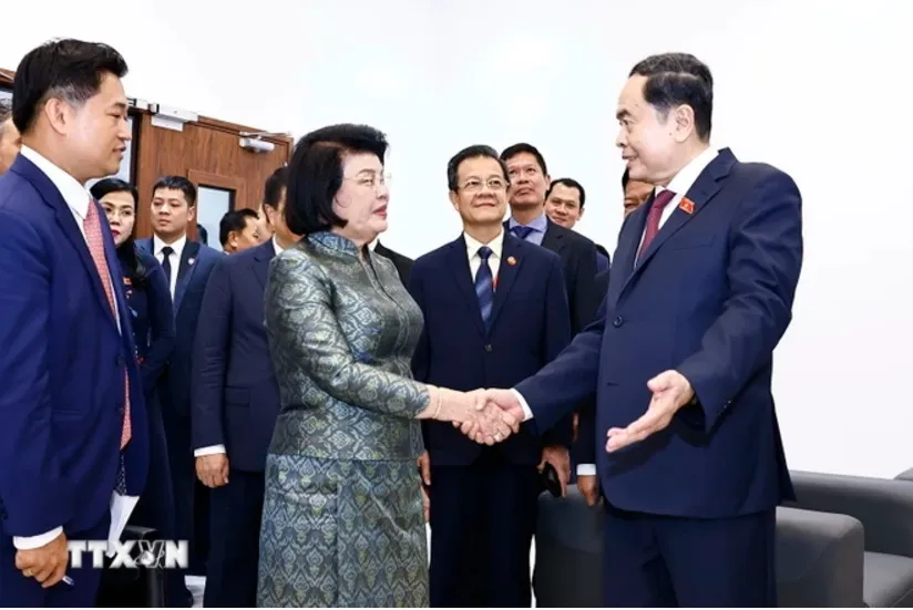 Chủ tịch Quốc hội Trần Thanh Mẫn và Chủ tịch Quốc hội Campuchia Samdech Khuon Sudary tham quan tòa nhà hành chính Quốc hội Campuchia. (Ảnh: TTXVN) 2111Campuchia.jpg