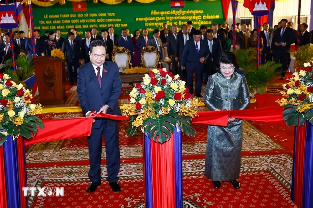 Chủ tịch Quốc hội Trần Thanh Mẫn và Chủ tịch Quốc hội Campuchia Samdech Khuon Sudary cắt băng khánh thành tòa nhà hành chính Quốc hội Campuchia. (Ảnh: TTXVN) khanh-thanh-cong-trinh-bieu-tuong-cua-tinh-doan-ket-huu-nghi-viet-nam-campuchia.jpg