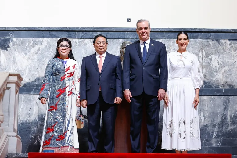 Thủ tướng Phạm Minh Chính và Phu nhân, Tổng thống Luis Rodolfo Abinader Corona và Phu nhân vui mừng gặp nhau lần đầu tiên tại Cộng hoà Dominicana - Ảnh: VGP 2211C.jpg