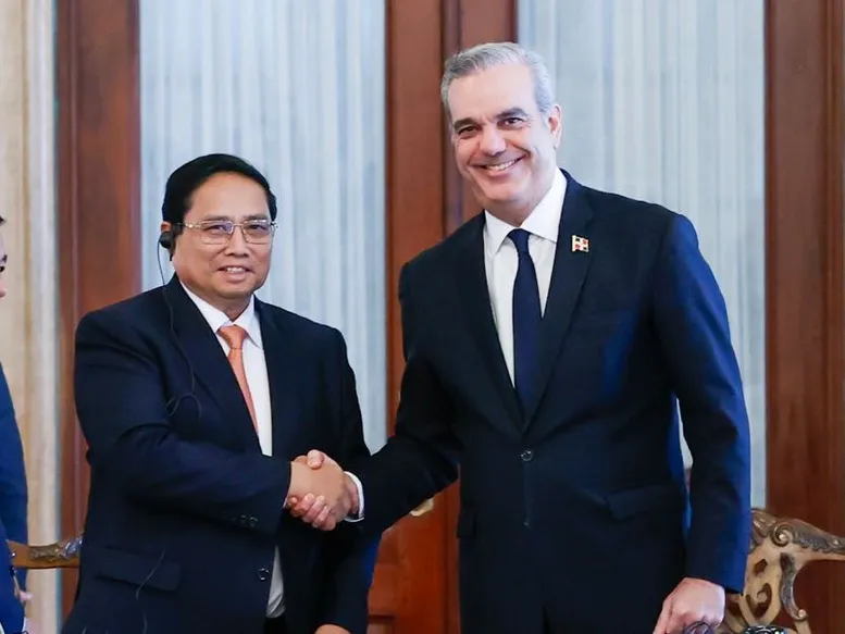 Tổng thống Luis Abinader và Thủ tướng Chính phủ Phạm Minh Chính nhấn mạnh tầm quan trọng của dịp kỷ niệm 20 năm thiết lập quan hệ ngoại giao hai nước vào năm 2025, theo đó, hai bên nhất trí thúc đẩy các hoạt động kỷ niệm sự kiện này, coi đây là dấu mốc của tình hữu nghị giữa nhân dân Cộng hòa xã hội chủ nghĩa Việt Nam và Cộng hòa Dominicana - Ảnh: VGP 2211D.jpg