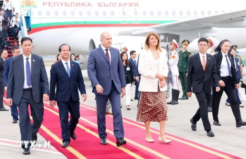 Tổng thống Bulgaria Rumen Radev và phu nhân đến Hà Nội, bắt đầu thăm chính thức Việt Nam. (Ảnh: TTXVN) Tổng thống Bulgaria Rumen Radev và phu nhân đến Hà Nội, bắt đầu thăm chính thức Việt Nam