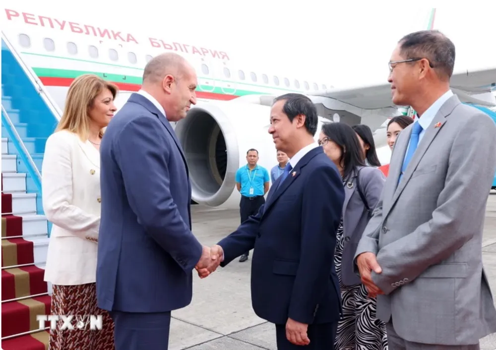 Tổng thống Bulgaria Rumen Radev đến sân bay quốc tế Nội Bài, bắt đầu thăm chính thức Việt Nam - Ảnh: TTXVN tong-thong-bulgaria-rumen-radev-bat-dau-tham-chinh-thuc-viet-nam.jpg