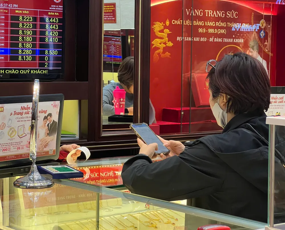 Phản ứng khác thường của thị trường vàng Hà Nội khi giá vàng giảm sốc