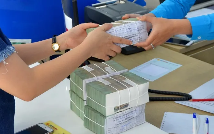 Ngân hàng có thể bị phạt đến 500 triệu đồng nếu ép khách mua bảo hiểm khi vay tiền