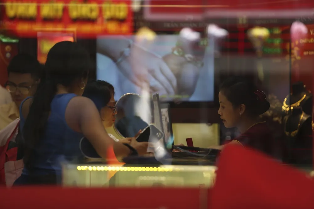 Làn sóng chốt lời tiếp tục diễn ra trên thị trường vàng thế giới