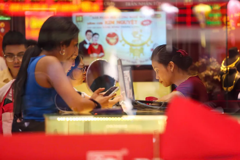 Giá vàng miếng SJC hạ sâu theo diễn biến của giá vàng thế giới