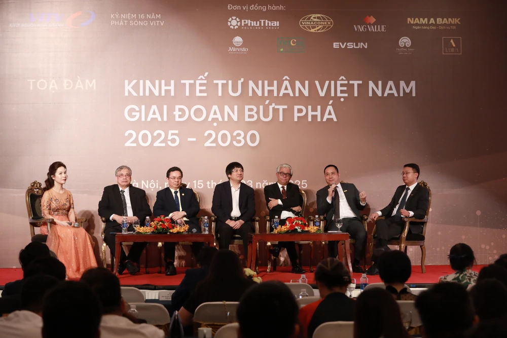 Doanh nghiệp cần có những cách thức để vừa nắm bắt được kinh nghiệm nước ngoài, vừa tham gia được vào các chuỗi giá trị toàn cầu đồng thời có nhiều công nghệ phát triển, đại diện một doanh nghiệp nhấn mạnh - Ảnh: NGỌC DIỆP Doanh nghiệp bàn hướng phát triển kinh tế tư nhân trong kỷ nguyên mới