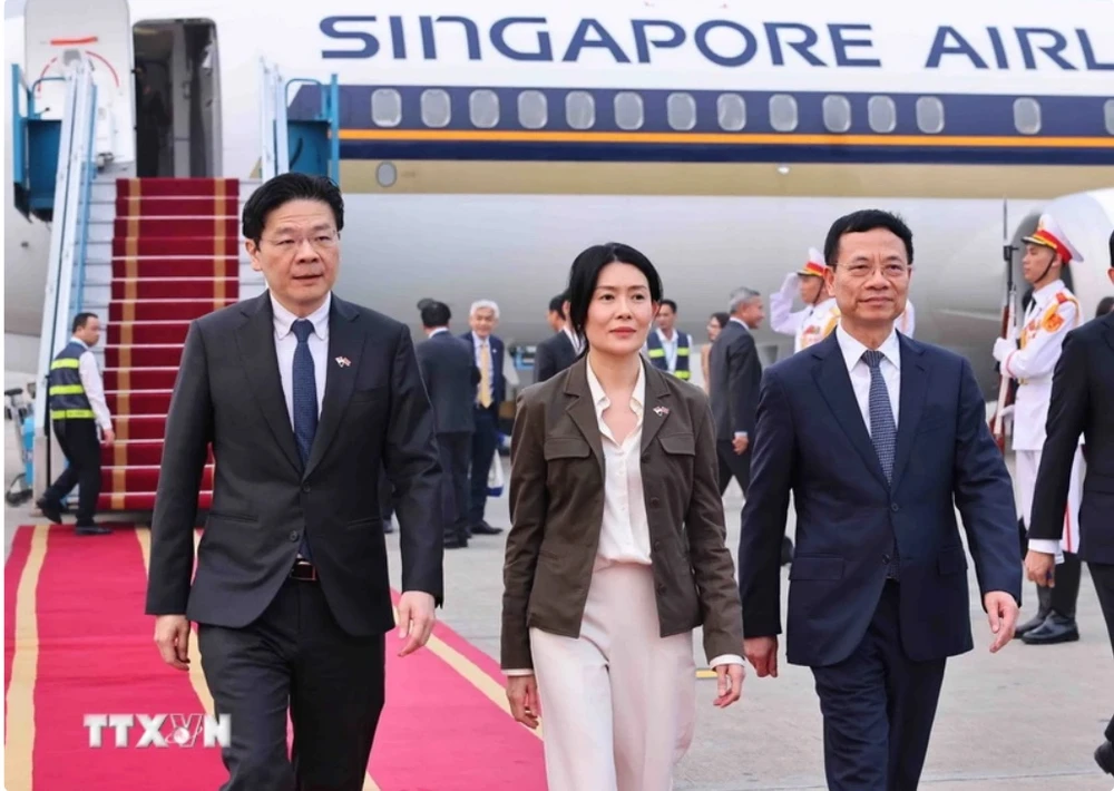 Bộ trưởng Bộ Khoa học và Công nghệ Nguyễn Mạnh Hùng đón Thủ tướng Singapore Lawrence Wong và Phu nhân tại Sân bay Quốc tế Nội Bài (Hà Nội). Ảnh: TTXVN Thủ tướng Singapore và Phu nhân bắt đầu thăm chính thức Việt Nam