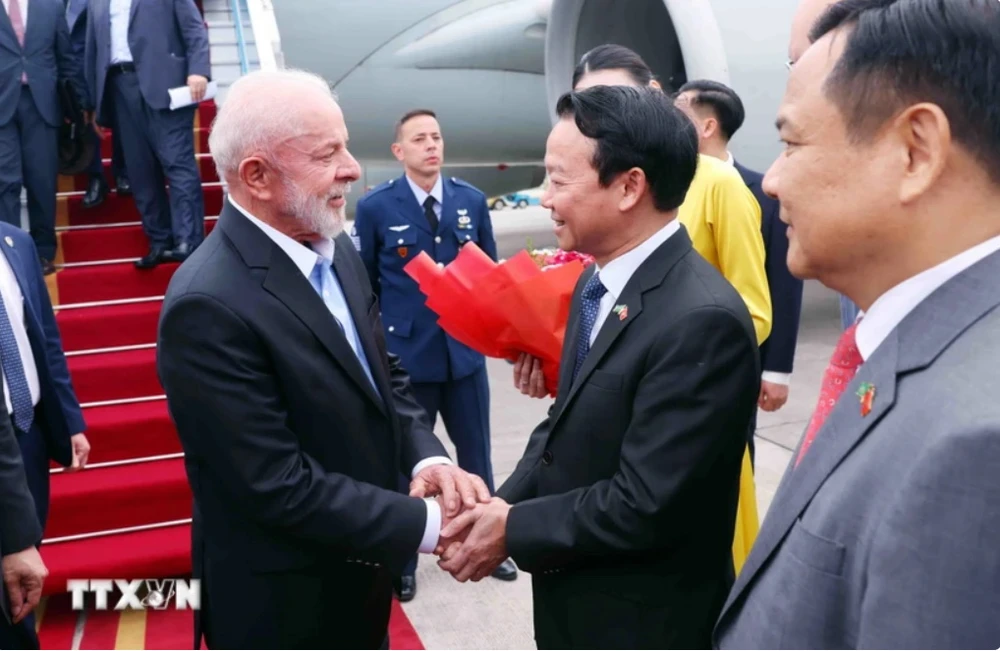 Bộ trưởng Bộ Nông nghiệp và Môi trường Đỗ Đức Duy đón Tổng thống Brazil Luiz Inácio Lula da Silva tại Sân bay quốc tế Nội Bài, Hà Nội. Ảnh: TTXVN Tổng thống Brazil đến Hà Nội cùng chủ tịch thượng viện, hạ viện và 12 bộ trưởng