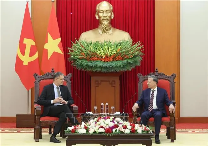 Tổng Bí thư đánh giá cao tình cảm và những đóng góp của Đại sứ dành cho đất nước, con người Việt Nam, cũng như cho việc thúc đẩy quan hệ Việt Nam - Pháp. Ảnh: TTXVN 1704D.jpg