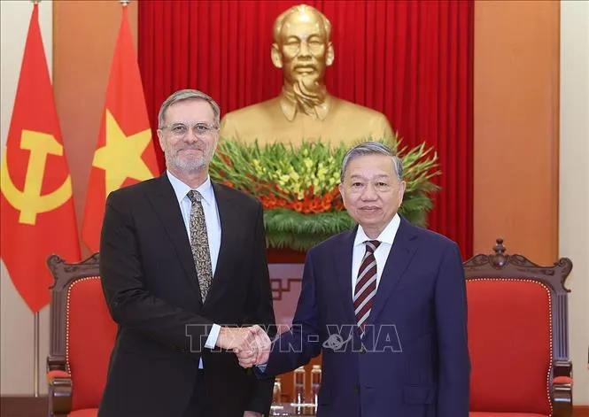 Tổng Bí thư Tô Lâm tiếp Đại sứ Cộng hòa Pháp tại Việt Nam Olivier Brochet. Ảnh: TTXVN Tổng Bí thư Tô Lâm tiếp Đại sứ Cộng hòa Pháp tại Việt Nam
