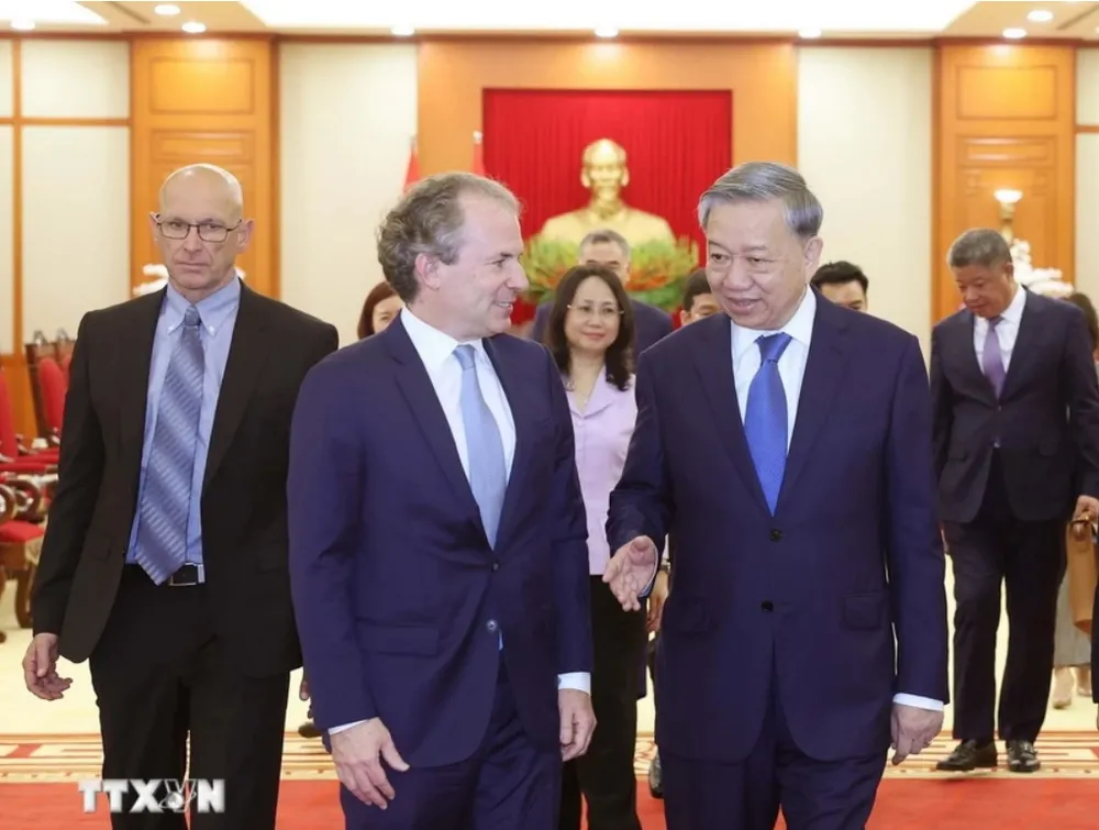 Tổng Bí thư Tô Lâm và ông Daniel Rosen, Giám đốc điều hành Tập đoàn Rosen Partners. Ảnh: TTXVN tong-bi-thu-tiep-giam-doc-dieu-hanh-tap-doan-rosen-partners-hoa-ky.jpg