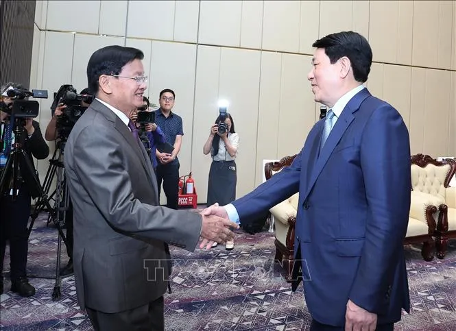 Chủ tịch nước Lương Cường tiếp Tổng Bí thư, Chủ tịch nước Lào Thongloun Sisoulith. Ảnh: TTXVN 2804CTN2.jpg
