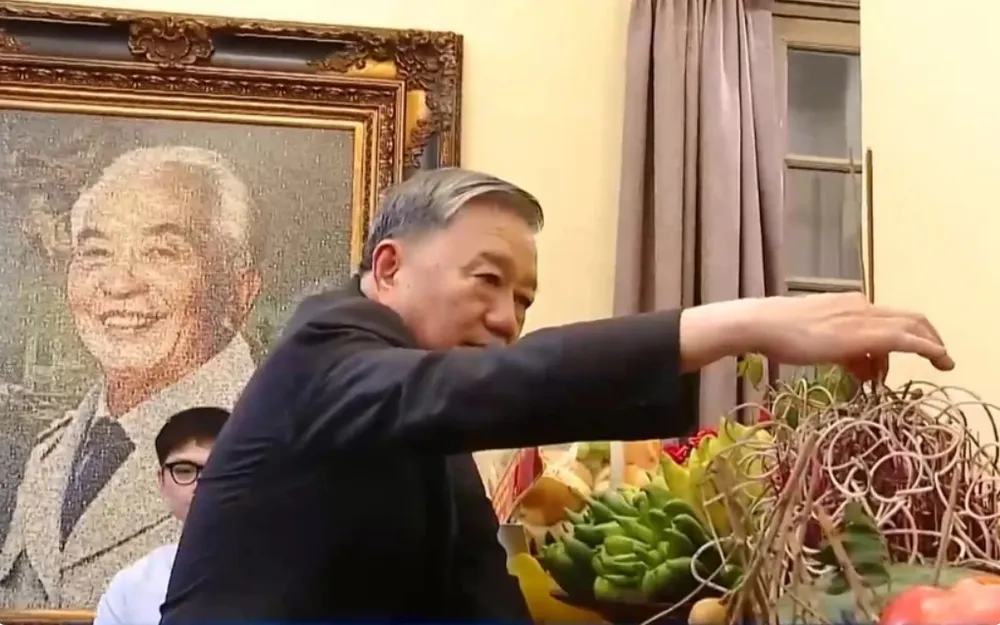 Tổng Bí thư Tô Lâm dâng hương, dâng hoa, bày tỏ lòng tri ân sâu sắc đến Đại tướng Võ Nguyên Giáp. Nguồn: VTV Tổng Bí thư Tô Lâm dâng hương tưởng nhớ Đại tướng Võ Nguyên Giáp và Đại tướng Văn Tiến Dũng