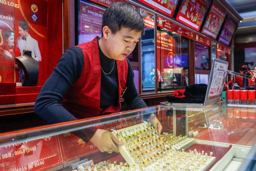Chênh lệch giá vàng thế giới và giá vàng miếng SJC trong nước liên tục ở ngưỡng cao trong những phiên gần đây. Ảnh: NGỌC DIỆP Giá vàng thế giới tăng mạnh ngay khi thị trường Trung Quốc giao dịch trở lại