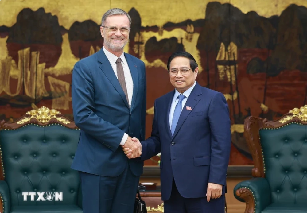 Thủ tướng Phạm Minh Chính tiếp Đại sứ Pháp tại Việt Nam Olivier Brochet