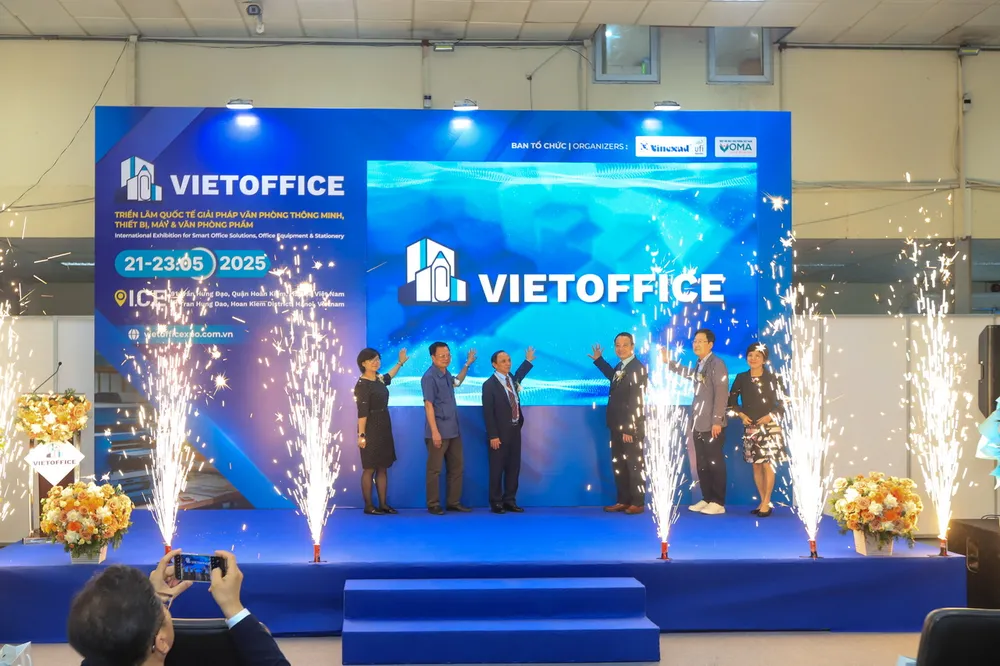 Các đại biểu cùng bấm nút khai mạc sự kiện. Ảnh: NGỌC DIỆP Khai mạc triển lãm VietOffice 2025 với 150 gian hàng