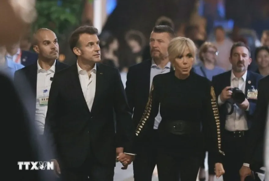 Tổng thống Pháp và phu nhân nắm tay nhau dạo phố cổ Hà Nội