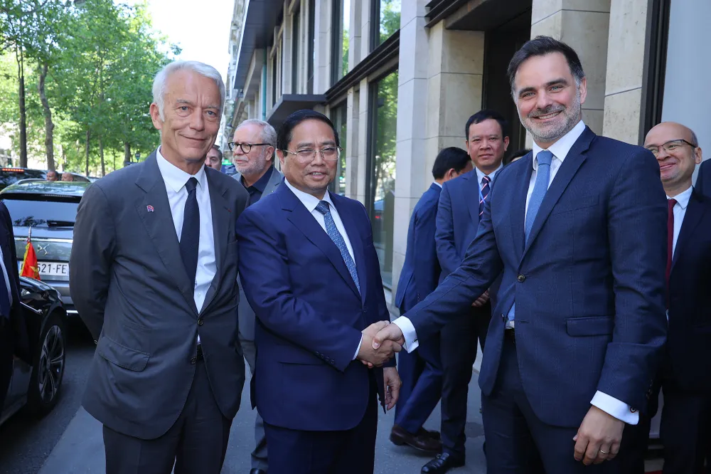 Ông Laurent Saint-Martin, Bộ trưởng đặc trách ngoại thương, Bộ Ngoại giao Pháp chào đón Thủ tướng Dự Diễn đàn Doanh nghiệp Việt Nam-Pháp - Ảnh: VGP vietnam-airlines-fpt-va-loat-doanh-nghiep-ky-bien-ban-ghi-nho-hop-tac-voi-doanh-nghiep-phap.jpg