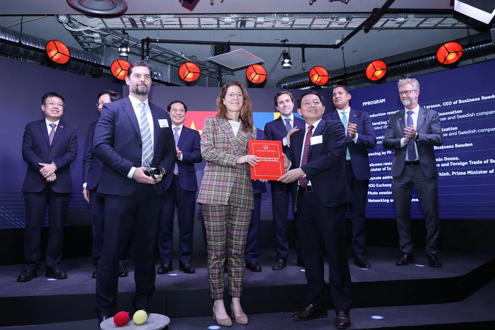 Thủ tướng Phạm Minh Chính và Bộ trưởng Bộ Hợp tác quốc tế và Ngoại thương Thụy Điển chứng kiến đại diện UBND tỉnh Bình Định trao giấy chứng nhận đầu tư cho Công ty Syre Thụy Điển xây dựng Nhà máy tái chế vải Polyester công nghệ cao tại Bình Định với khoản đầu tư gần 1 tỉ USD. - Ảnh: VGP 1306BinhDinh.jpg