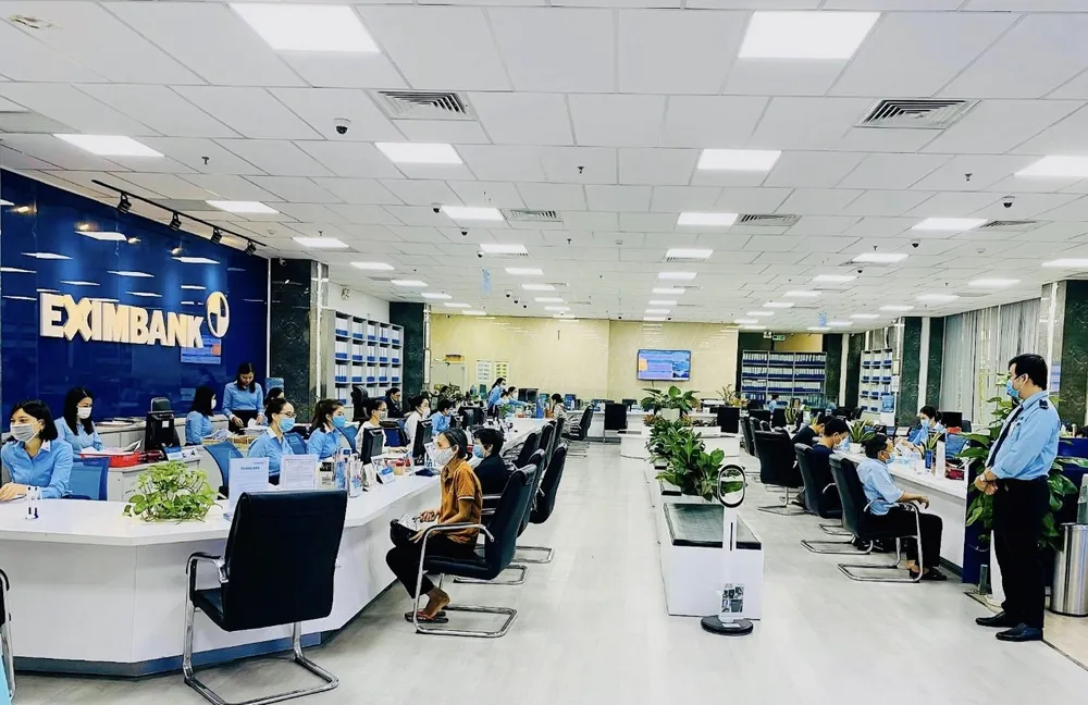 Dù lãi suất huy động giảm nhẹ, kênh tiết kiệm ngân hàng vẫn được nhiều người dân lựa chọn. Ảnh: Eximbank Lãi suất huy động giảm, người dân vẫn gửi tiền vào ngân hàng nhiều kỷ lục
