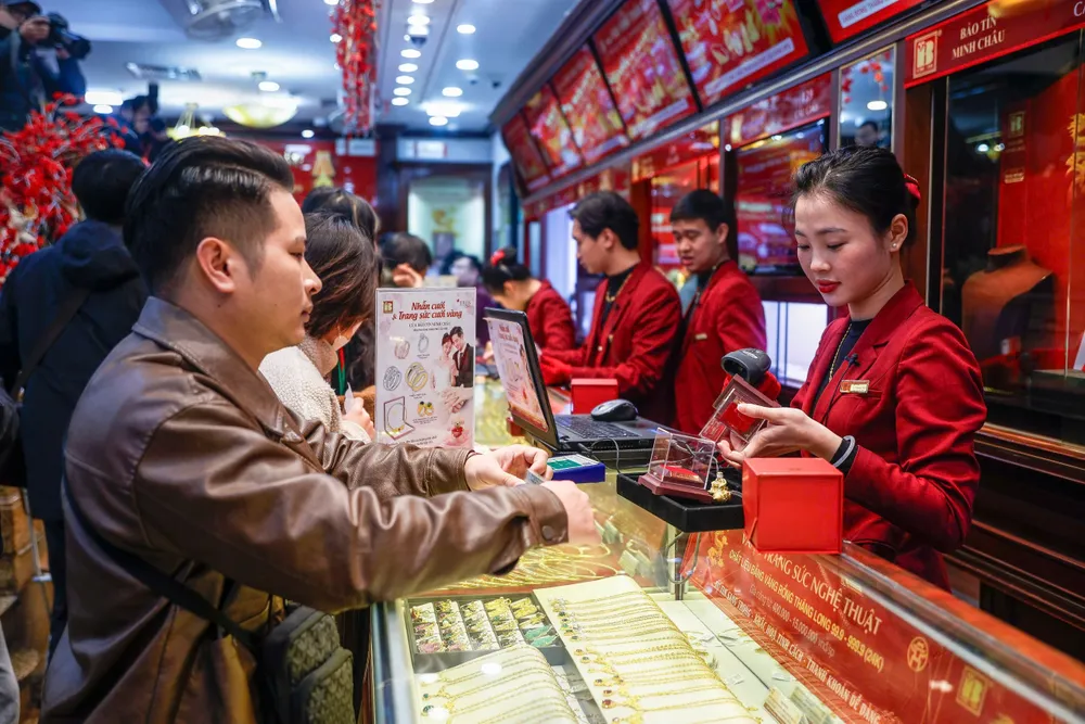Vàng là lựa chọn tích trữ yêu thích của nhiều người dân. Ảnh: NGỌC DIỆP Làn sóng chốt lời dâng cao, giá vàng thế giới hạ sâu