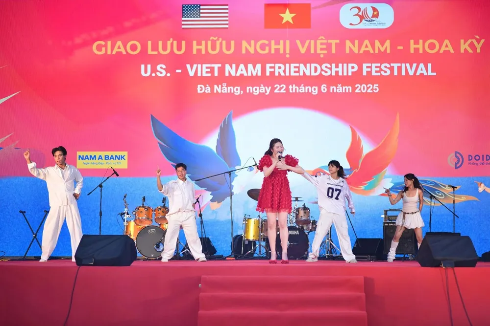 Gần 3.000 người tham gia giao lưu hữu nghị Việt Nam - Hoa Kỳ