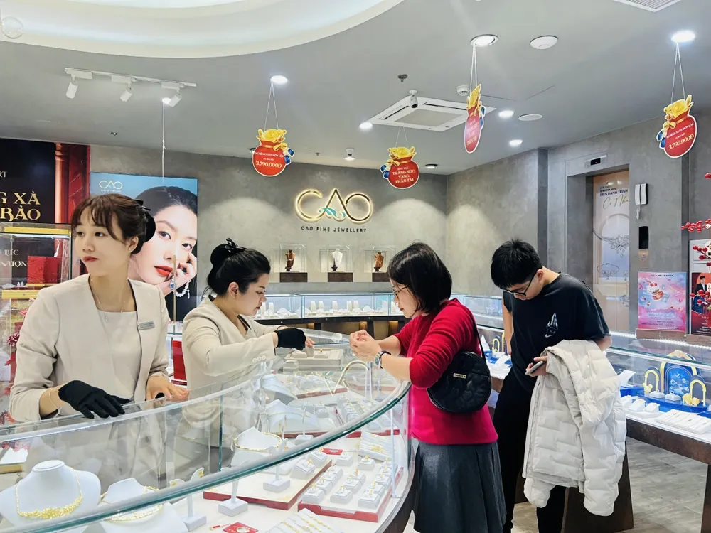 Thị trường hiện đang dự báo về khả năng Fed sẽ hạ lãi suất 0,5% trước thời điểm cuối năm nay. Ảnh: NGỌC DIỆP Giá vàng thế giới bất ngờ sụt mạnh