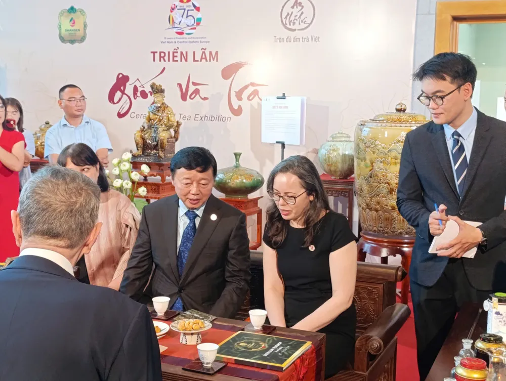 Phó Thủ tướng Trần Hồng Hà tham quan gian hàng tại sự kiện. Ảnh: NGỌC DIỆP 2606PhoTT.jpg