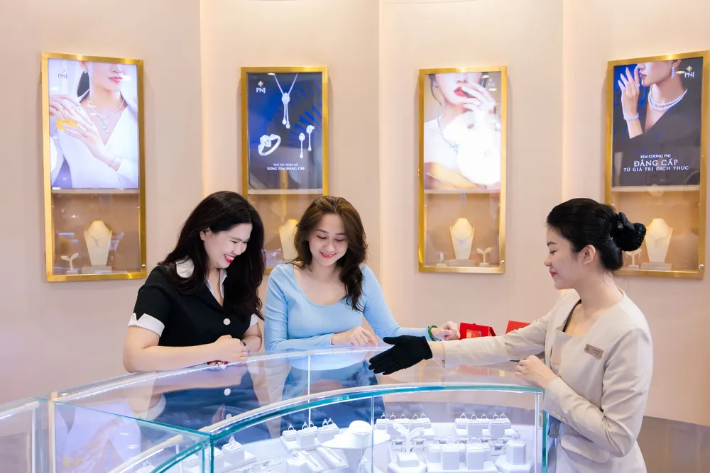 Tốc độ hạ lãi suất cơ bản đồng USD chậm lại sẽ tác động kéo giá vàng thế giới giảm. Ảnh: NGỌC DIỆP Ngân hàng hàng đầu nước Mỹ cảnh báo giá vàng thế giới mất mốc 3.000USD/ounce vào cuối năm