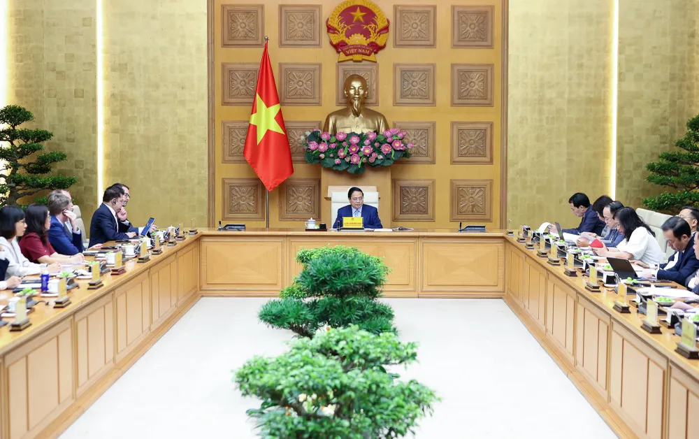 Thủ tướng khẳng định Việt Nam cam kết tiếp tục xây dựng môi trường kinh doanh phù hợp kinh tế thị trường, luật pháp 2 nước; bảo đảm an ninh, an toàn, quyền và lợi ích hợp pháp, chính đáng của người nước ngoài, doanh nghiệp nước ngoài, trong đó có doanh nghiệp Anh tại Việt Nam. Ảnh: VGP 2806Doanhnghiep.jpg