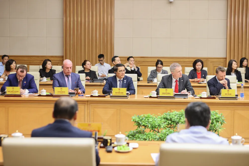Các đại biểu thảo luận về quan hệ thương mại Việt – Anh trong bối cảnh bất ổn kinh tế toàn cầu, đưa ra một số khuyến nghị nhằm tháo gỡ vướng mắc, hài hòa quy định, tạo thuận lợi thương mại và đầu tư - Ảnh: VGP 2806DoanhnghiepAnh1.jpg