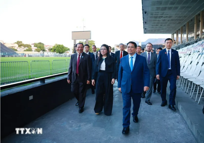 Thủ tướng Phạm Minh Chính tham quan sân thi đấu của Câu lạc bộ bóng đá Vasco da Gama. Ảnh: TTXVN 0607C.jpg