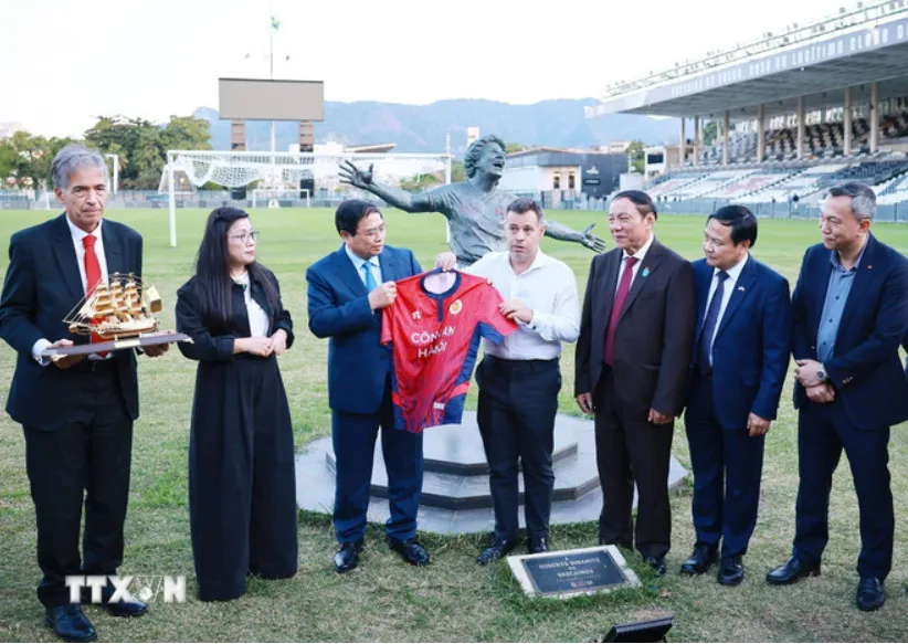 Thủ tướng Phạm Minh Chính tặng áo Câu lạc bộ Công an Hà Nội cho đại diện Câu lạc bộ bóng đá Vasco da Gama. Ảnh: TTXVN 0607D.jpg