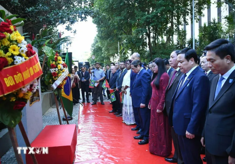 Thủ tướng Phạm Minh Chính và Phu nhân cùng Đoàn đại biểu cấp cao Việt Nam dâng hoa tưởng nhớ Chủ tịch Hồ Chí Minh tại biển kỷ niệm mang tên Người. Ảnh: TTXVN 0607F.jpg