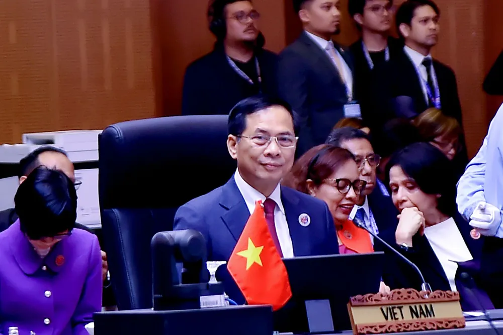 Phó Thủ tướng, Bộ trưởng Ngoại giao Bùi Thanh Sơn tham dự phiên họp toàn thể. Ảnh: BNG 0907C.jpg