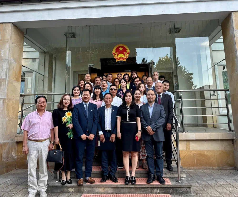 Thứ trưởng Bộ Ngoại giao Lê Thị Thu Hằng thăm cộng đồng người Việt tại Ba Lan