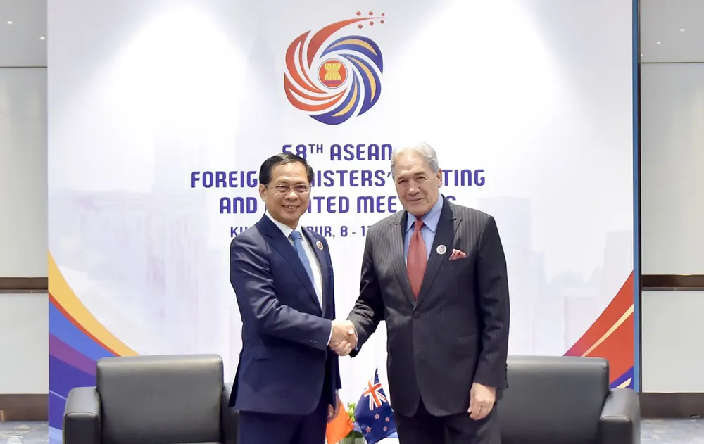 Phó Thủ tướng, Bộ trưởng Ngoại giao Bùi Thanh Sơn và Bộ trưởng Ngoại giao New Zealand Winston Peters. Ảnh: Bộ Ngoại giao Phó Thủ tướng, Bộ trưởng Ngoại giao Bùi Thanh Sơn gặp Bộ trưởng Ngoại giao New Zealand Winston Peters