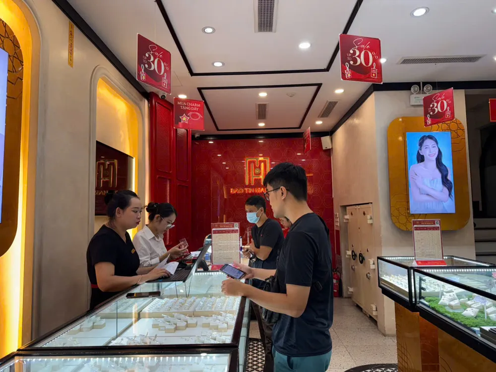 Giá vàng thế giới bất ngờ đảo chiều hạ mạnh