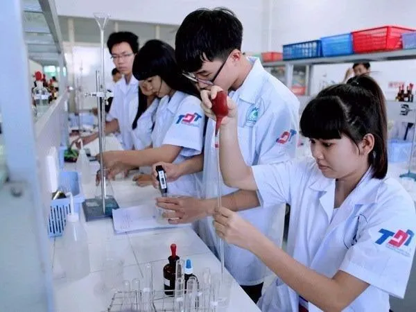 Học sinh đang thực hành trong phòng thí nghiệm