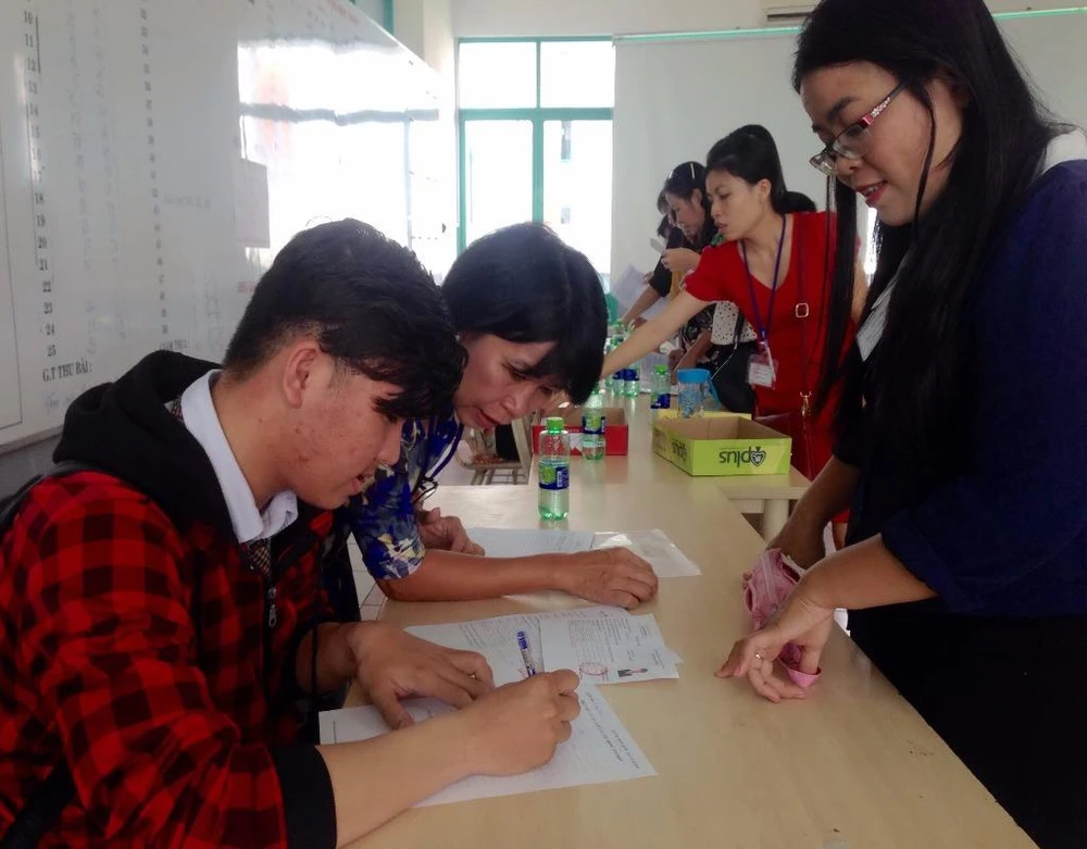 hí sinh đang được hướng dẫn trong ngày đầu tiên dự thi THPT quốc gia năm 2016.