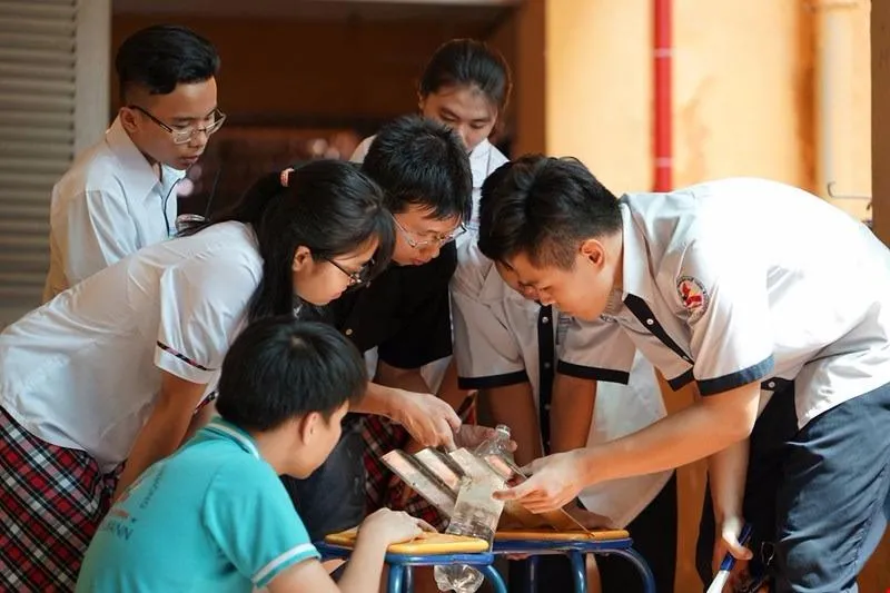 Các HS trường THPT Tenlơman nghiên cứu lắp ráp mạch điện cho dự án Ánh sáng hạnh phúc đem ánh sáng cho những gia đình khó khăn.