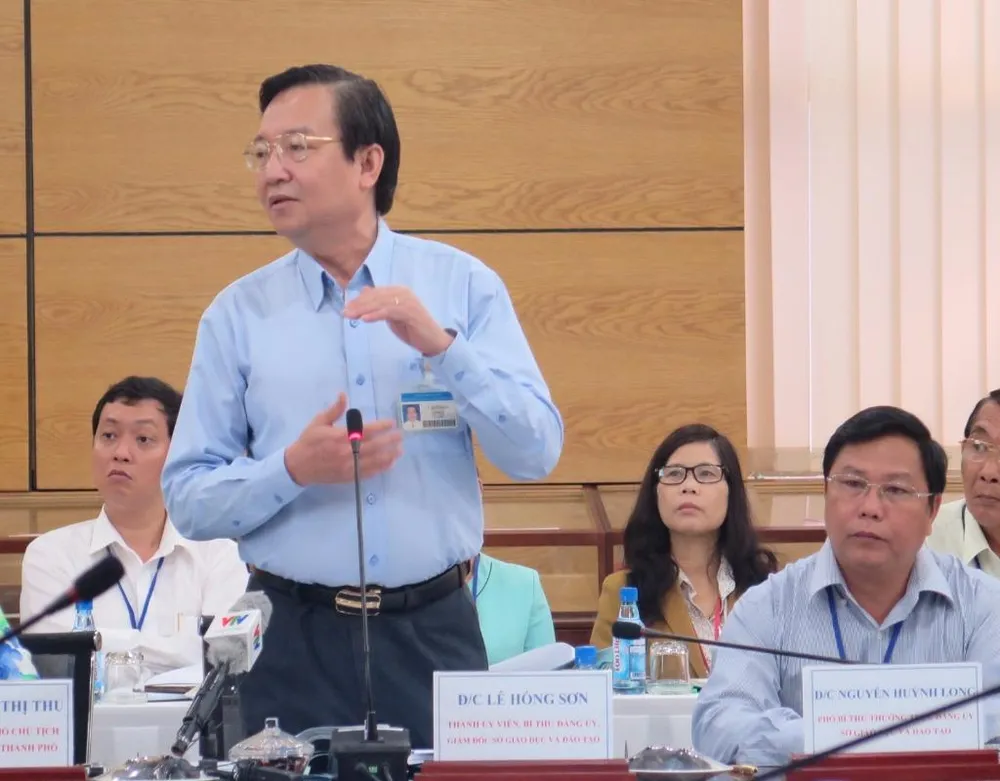 iám đốc Sở GD&ĐT TP.HCM Lê Hồng Sơn đang báo cáo tại buổi làm việc 