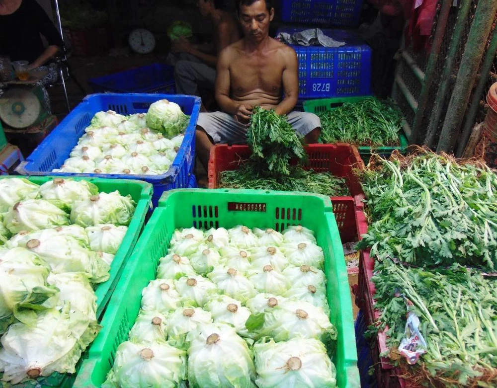 Rau cải kinh doanh ở chợ đầu mối TP.HCM.