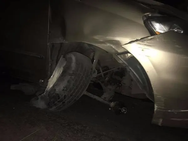 Nhật Kim Anh gặp tai nạn khi đi Bến Tre biểu diễn ảnh 2 Hình ảnh chiếc xe của Nhật Kim Anh bị hư hỏng nặng.