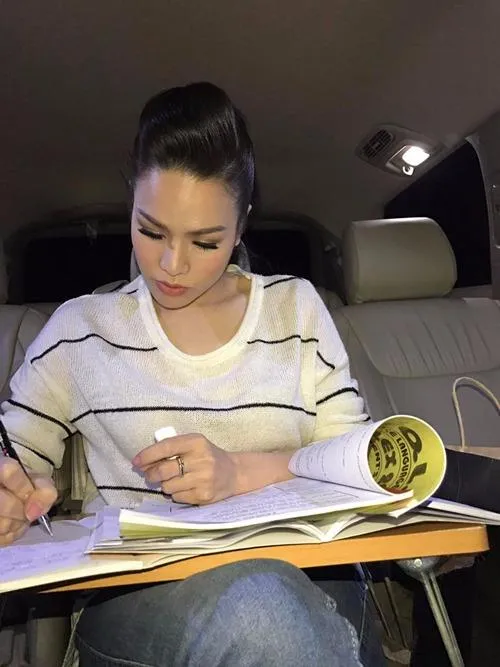 Nhật Kim Anh gặp tai nạn khi đi Bến Tre biểu diễn ảnh 6 hi chưa xảy ra vụ tai nạn, có lúc cô còn kê cả bàn xếp, ngồi học bài trên xe