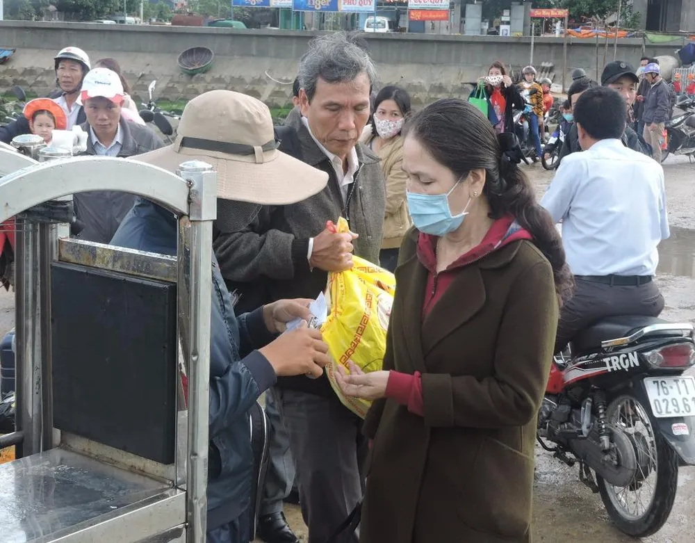 Hành khách bị mắc kẹt ở Lý Sơn do biển động.